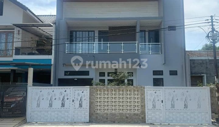 Rumah Baru dengan Kolam Renang Pribadi Bebas Banjir Lokasi di BSD
