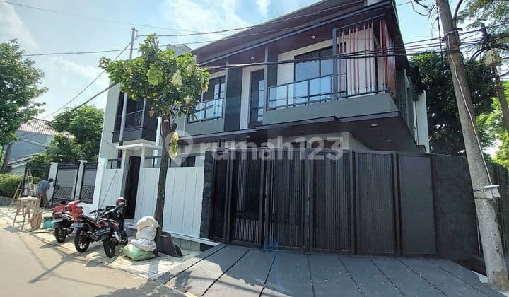 Rumah Hoek dengan Pencahayaan dan Sirkulasi Udara Bagus di BSD