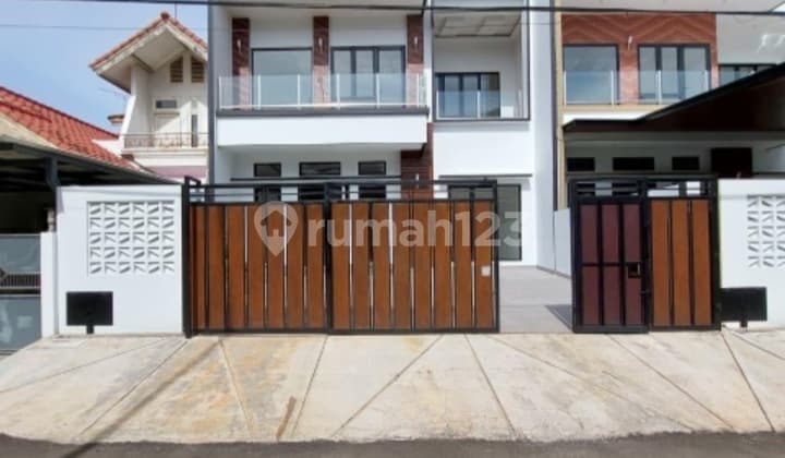 Rumah Minimalis Modern Dekat Sekolah International di Bsd City