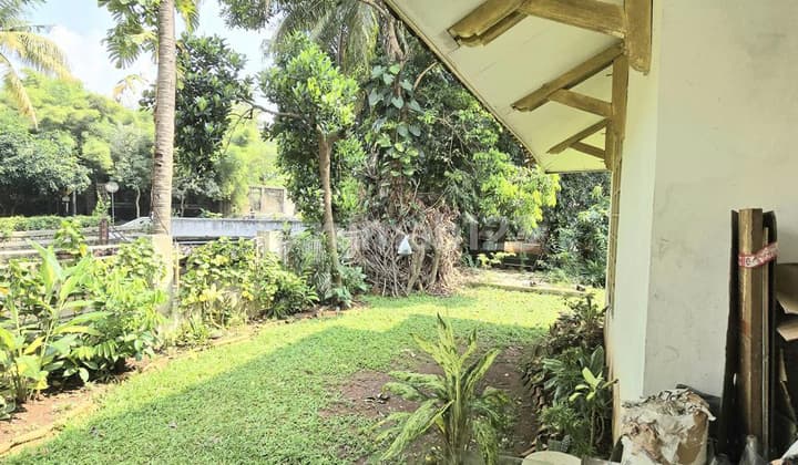 House With a Spacious Yard in Bintaro Jaya Sector 8