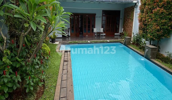 Rumah dengan Kolam Renang Dekat Stasiun Bintaro Jaya
