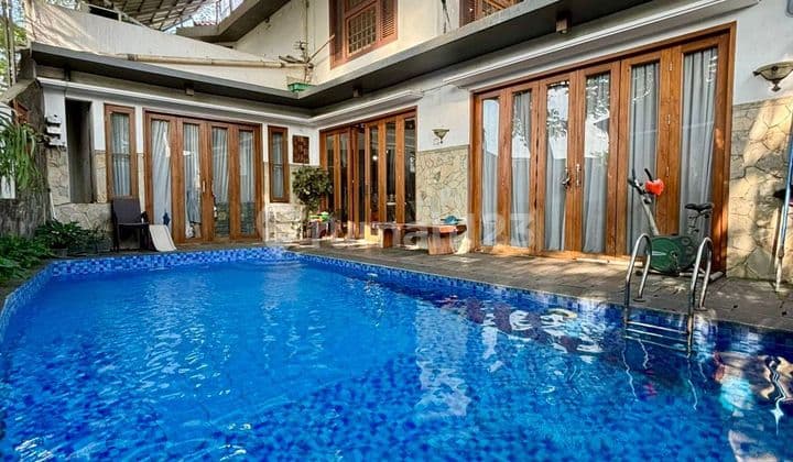 Rumah dengan ******** ********