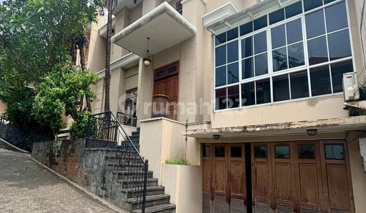 Rumah Dengan Kolam Renang Pinggir Jalan Cinere Depok
