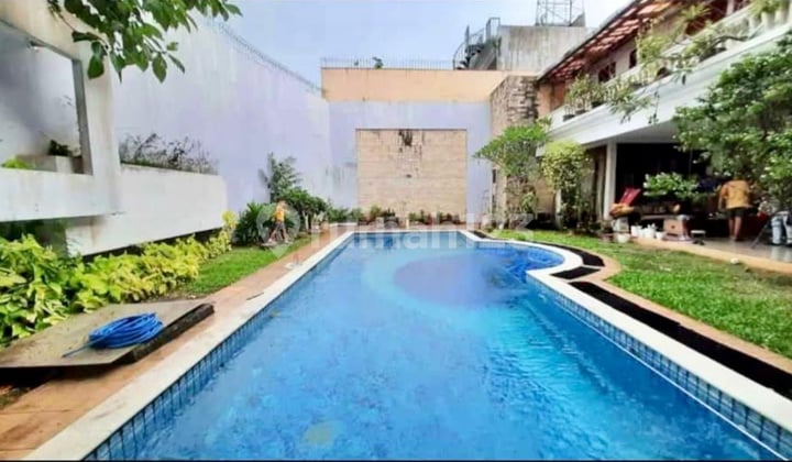 Rumah dengan Kolam Renang Gandaria Dekat Mall