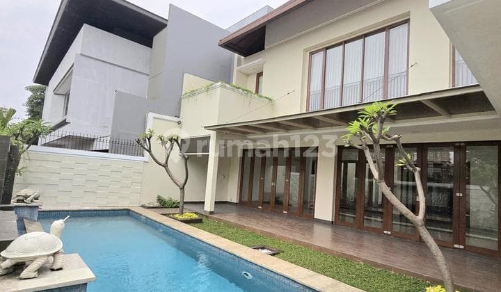 Rumah Pojok Cipete Dengan Kolam Renang Dekat Stasiun Mrt