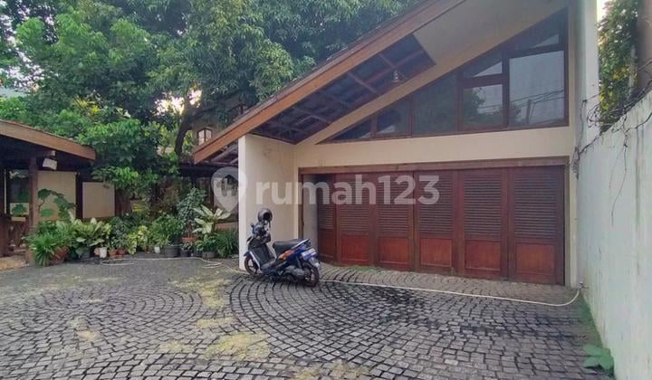 Rumah Hitung.tanah Halaman Luas di Jagakarsa Jakarta