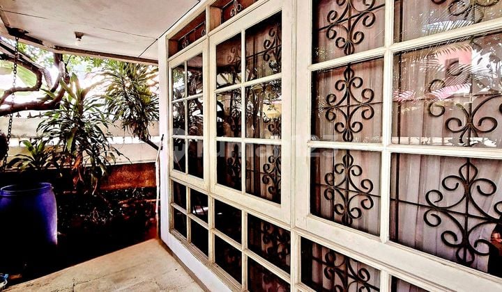 Rumah Hook, Strategis di Tanjung Duren, Tanah 169 M2, Harga Nego