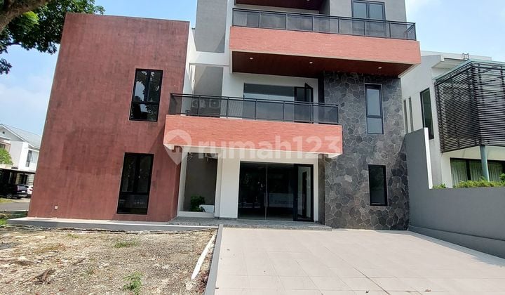 Rumah Mewah Modern Hoek Side dengan Fasilitas Lift di Alam Sutera