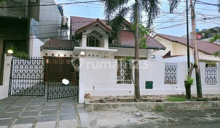 Rumah 2 Lantai Lokasi Sangat Strategis di Kebayoran Baru