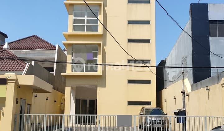 Disewakan Bangunan 4 Lantai Gress Siap Huni di Embong Cerme, Selangkah Ke Kayoon Dan Panglima Sudirman, Pusat Kota Cocok Untuk Bank, Klinik, Kantor, Showroom, Retail