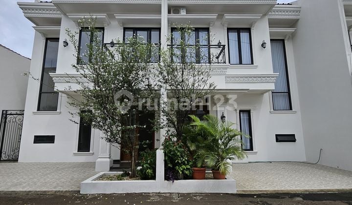 Rumah Mewah 2 Lantai Dekat dengan Mall Pondok Gede dan Bandara Halim