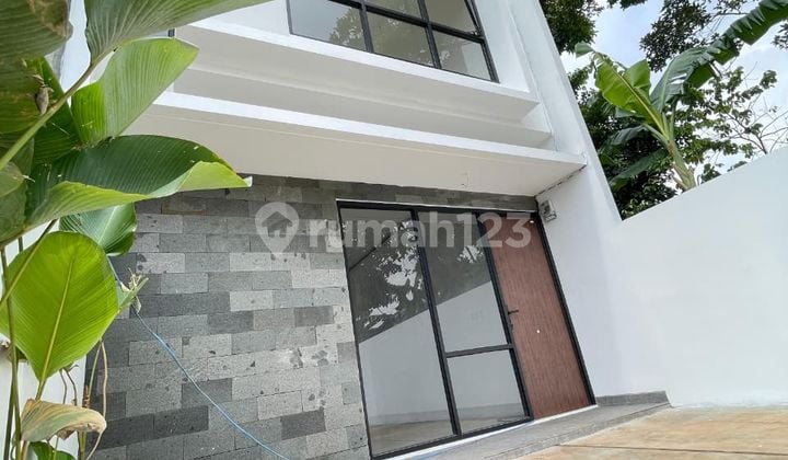 Town House Lokasi Strategis Dekat Tempat Kuliner, Pasar dan Toko