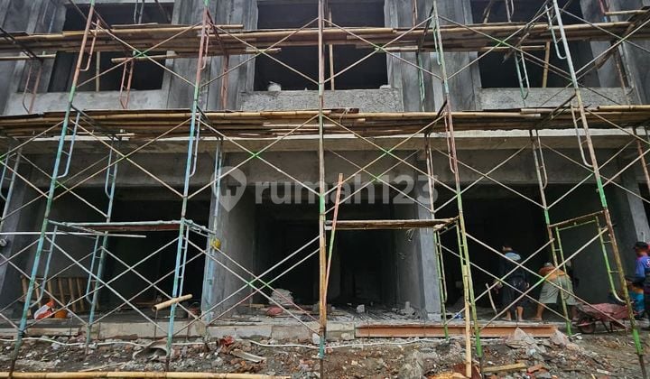 Ruko Strategis di jl Kodau Bekasi Lahan Parkir Luas Free Biaya