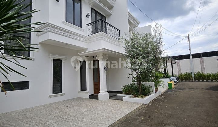 Rumah Mewah 2 Lantai di Pondok Gede Nyaman dan Strategis