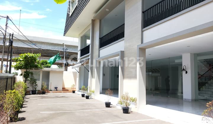 Selling Office Building in Cipinang, Area 625 M, Very Strategic Location.