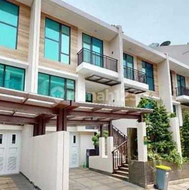 Rumah Mewah Siap Huni 4LT Dengan Lift Dalam Cluster Pondok Indah Selangkah Ke Pim