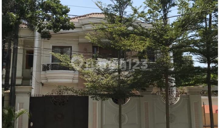 Luxury House in the Center of Makassar City. Monginsidi Street. Near Mari Mall and Hyatt Hotel.