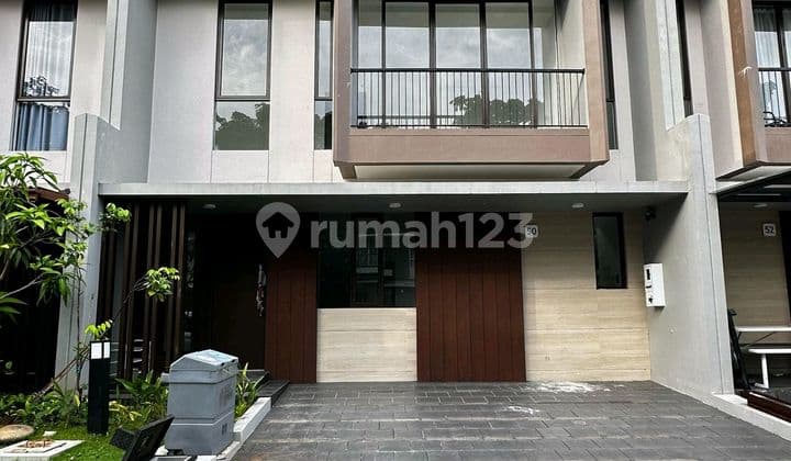 RUMAH MEWAH SIAP HUNI SUMMARECON MAKASSAR. 8x14. 3 KAMAR TIDUR. POSISI DEPAN