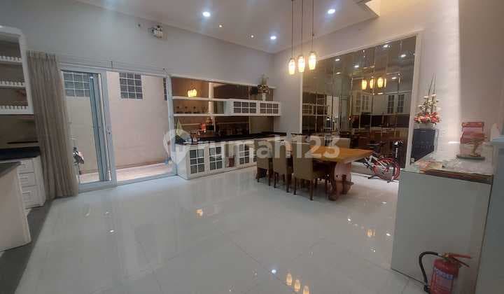 Rumah Mewah Jl Gunung Kairo, Dekat Gunung Merapi, Pusat Kota. 2,5 Lantai. 4 Kamar. Furnished