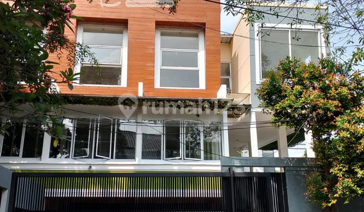 Rumah Mewah di Pondok Indah Posisi Hook Teronavasi Siap Huni