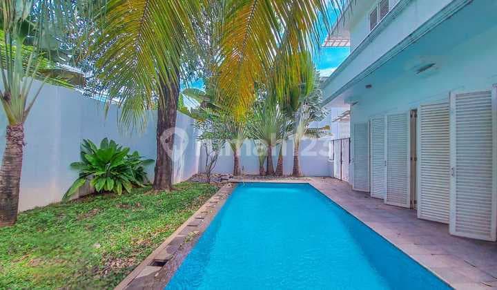 RUMAH MEWAH DAN LUAS DENGAN PRIVATE POOL DI KEMANG BARAT