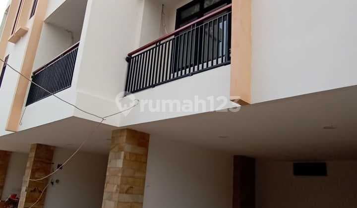 RUMAH MURAH 3 LANTAI DALAM CLUSTER DI TEBET JAKARTA SELATAN