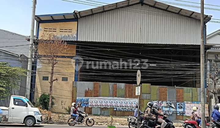 Bangunan Komersial di Sepanjang - Lokasi Utama untuk Pengembangan Usaha