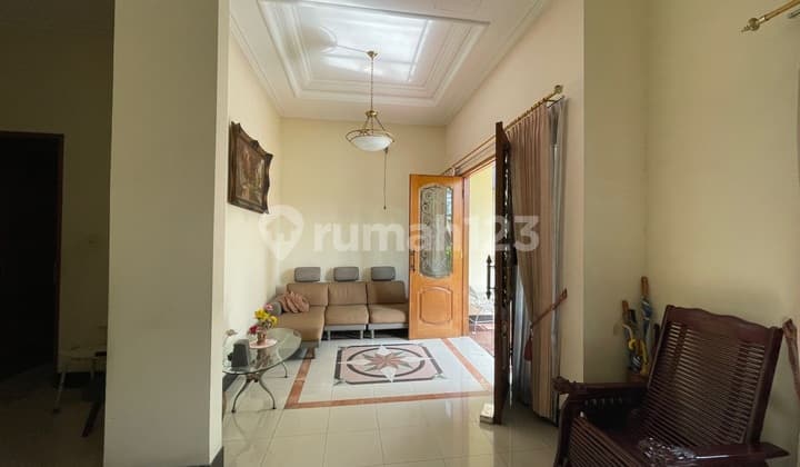 Rumah 2 Lantai Bagus Furnished SHM di Manyar Jaya, Surabaya