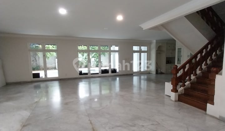 Rumah Siap Huni, Kolam Renang Besar, Hanya Selangkah ke Senayan