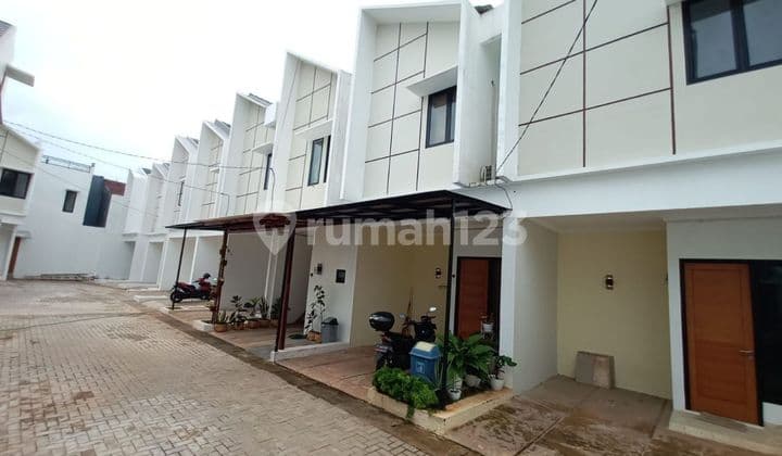 Di jual rumah 2 lantai Jagakarsa,Lenteng agung,Cibubur,Jakarta Selatan,ready free dp,surat" dekat Stasiun kereta,MRT,LRT,Pintu toll,halte busway,sekolah,tempat ibadah,mall,rumah sakit,