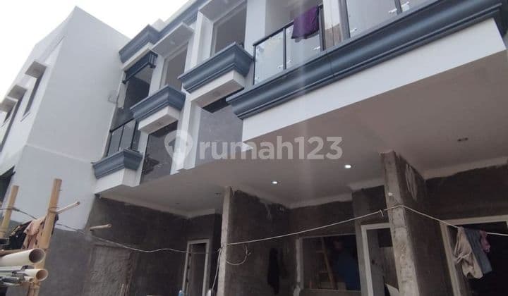Di jual rumah 2 lantai Rawamangun,Jakarta ready free dp,dekat MRT,LRT,Stasiun kereta,Pintu toll,halte busway,sekolah Rumah sakit,mall