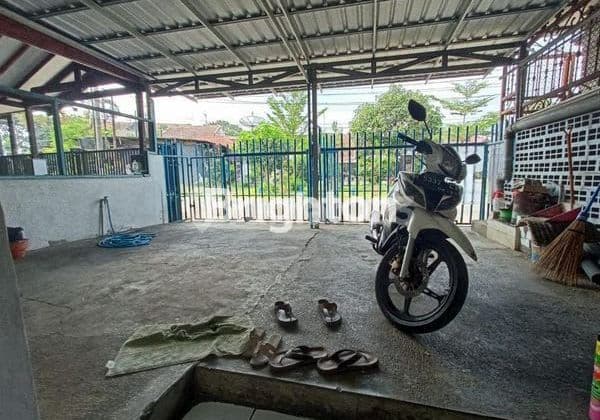 Old 1-story house on the islands.