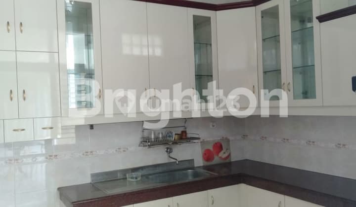 RUMAH MEWAH 2 LANTAI FURNISHED TENGAH KOTA MALANG HANYA 3 MENIT KE UNM, UB, WONDER BRIDGE, SEKOLAH DEMPO, SANTA MARIA, DLL