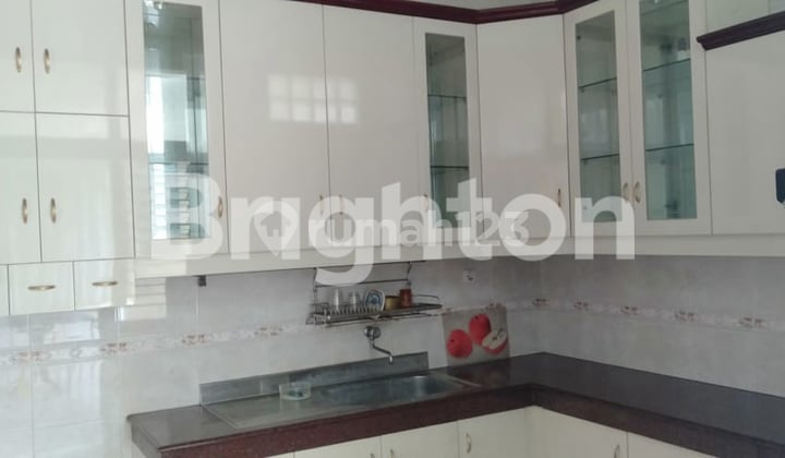 RUMAH MEWAH 2 LANTAI FURNISHED TENGAH KOTA MALANG HANYA 3 MENIT KE UNM, UB, WONDER BRIDGE, SEKOLAH DEMPO, SANTA MARIA, DLL