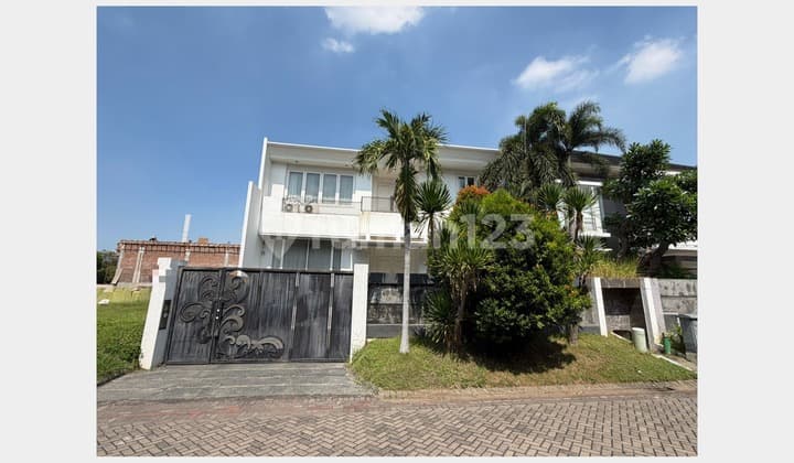 Classic & Elite House, Land Count in Graha Family, Surabaya