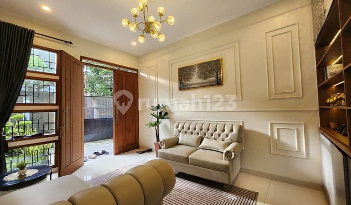 Harga di Bawah Pasaran Rumah Mewah Furnished di Jalan pada Lestari Setiabudi Bandung