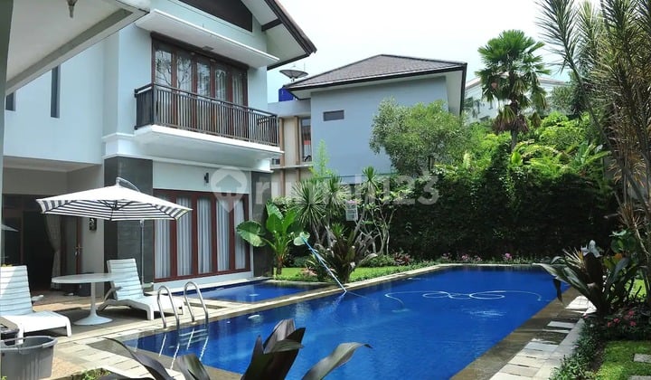 Villa House 2.5 Floors with Swimming Pool Ready to Occupy in Dago Pakar.