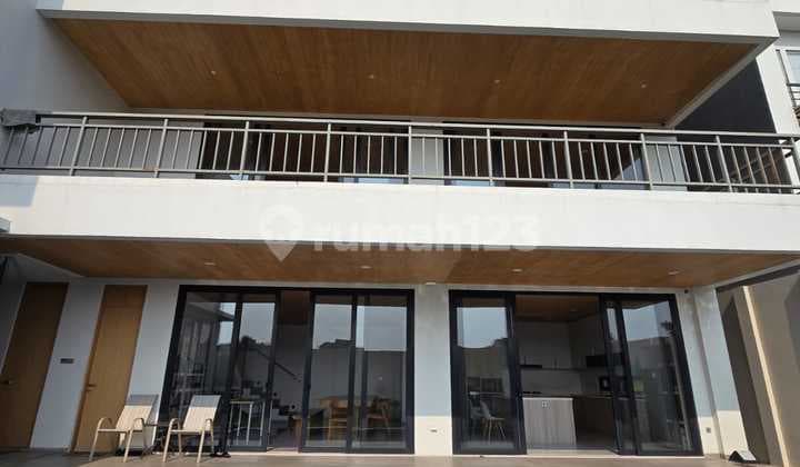 Rumah Baru View Bagus Furnished di Setraduta Mainroad Besar