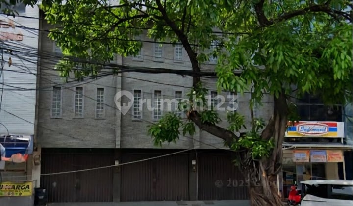 For sale: 3-unit connected shophouse. Located in the city center. Busy location.