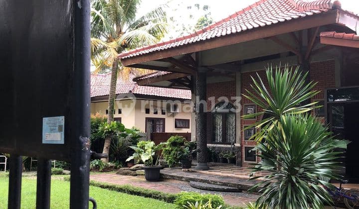 Rumah Bagus SHM di Depok Kolam Renang Bebas Banjir