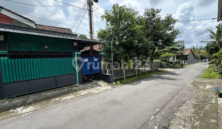 Cheap Land for Sale with Bonus Building, South of UII, Jalan Kaliurang