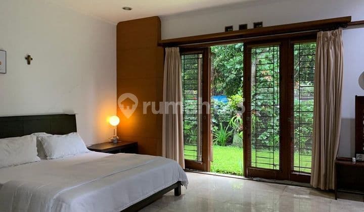 Rumah Mainroad Batununggal dengan Taman yang Luas