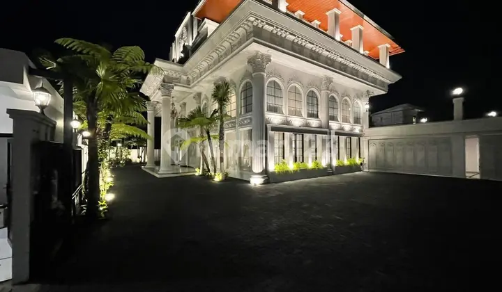 Classic Luxury House With City Light View, Setiabudi Bandung