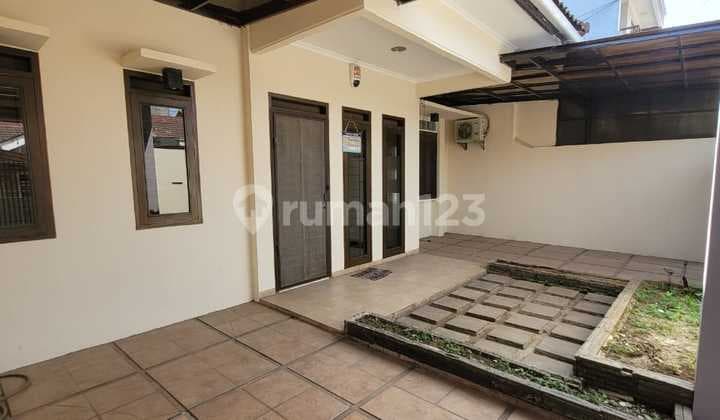 Dijual Rumah Terawat di Komplek Taman Holis Indah