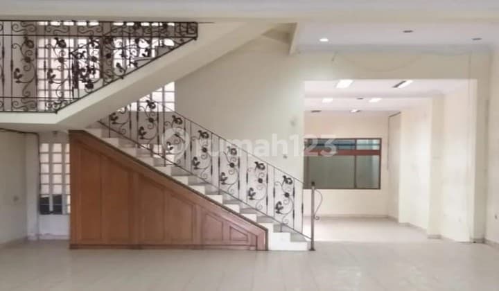 Ruko Luas Terawat 2,5 Lantai di Cicendo Bandung