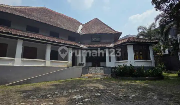 Disewakan Ruang Usaha Heritage, Sangat Strategis dengan Halaman Luas di Sayap Dago Bandung