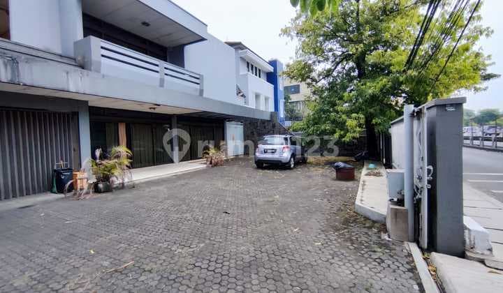 Bangunan Ex Rumah Di Jalan Raya Arjuna Utara, Jakbar