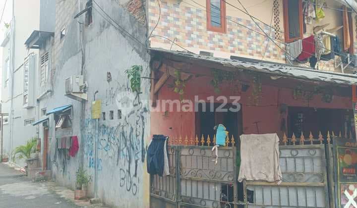 Corner House in Tebet Dalam, South Jakarta, Suitable for Boarding House
