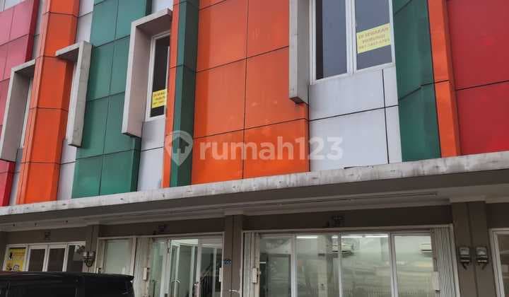 Connected Shophouse at Graha Raya Bintaro Modern Market, South Tangerang. Road-facing.