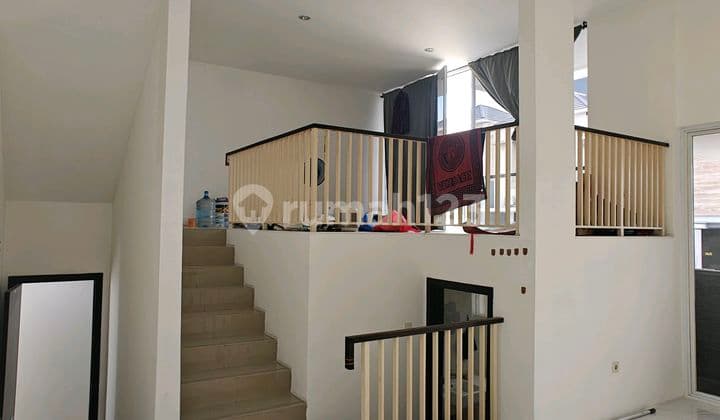 Rumah 3 Lantai Bagus Citra Garden 8 Rapi Deket Danau